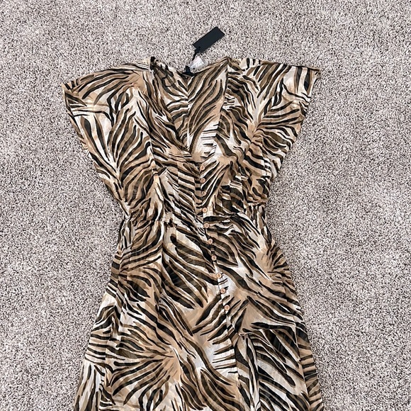 Kendal & Kylie sheer tiger leaf coverup with two slits on the front. Size:M. NWT - Picture 3 of 3
